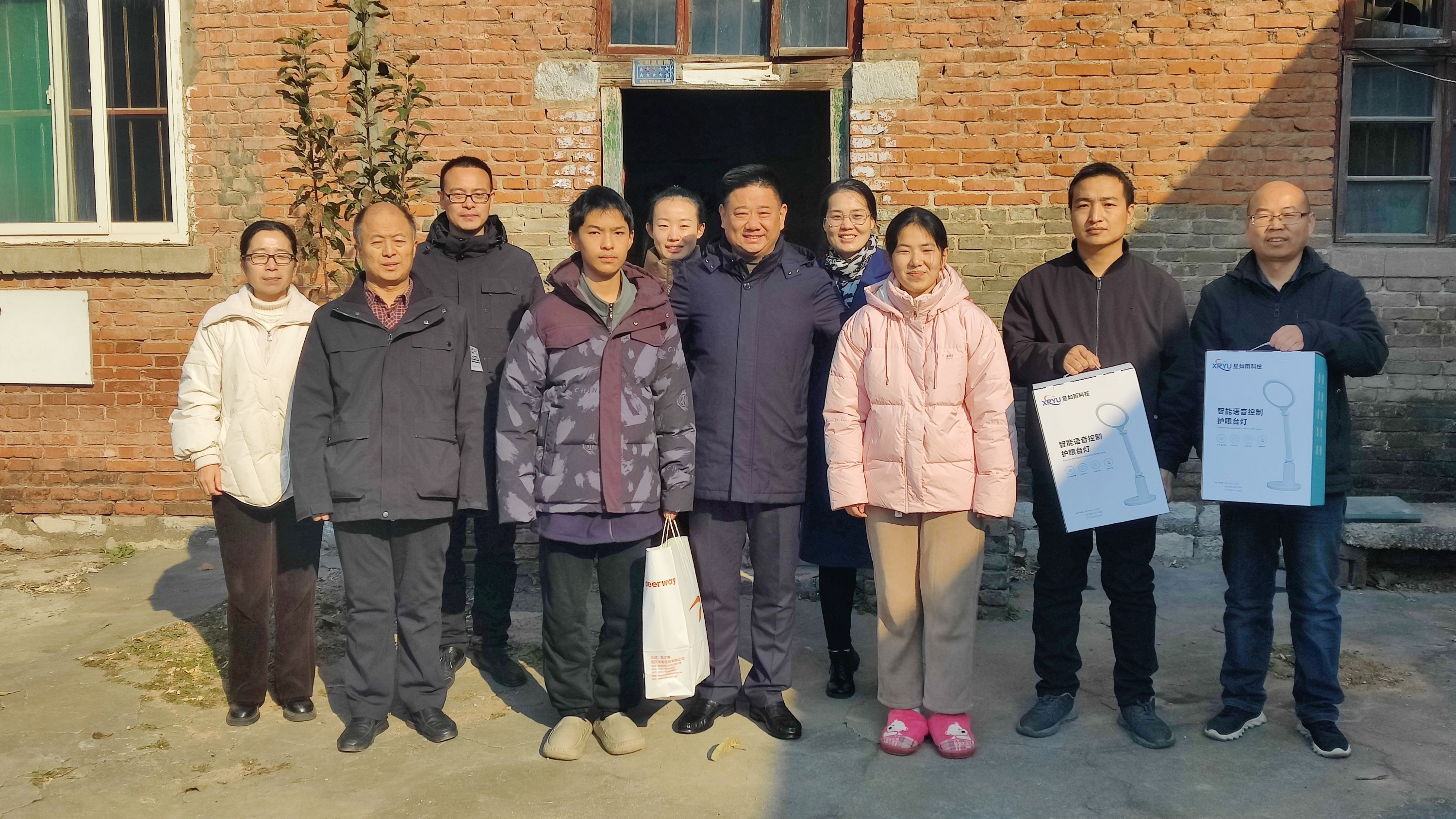 【一盞臺燈·無限希望】星如雨科技開展“點亮希望小屋 情系貧困學子”愛心捐贈活動